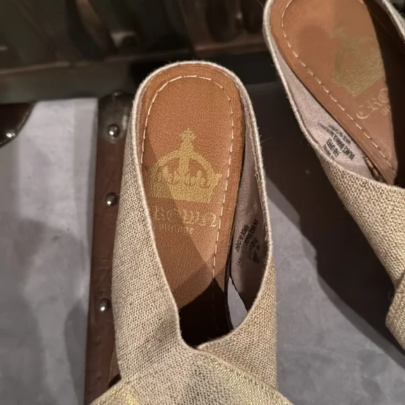 Crown Vintage metallic stretch top sandal - Picture 7 of 7